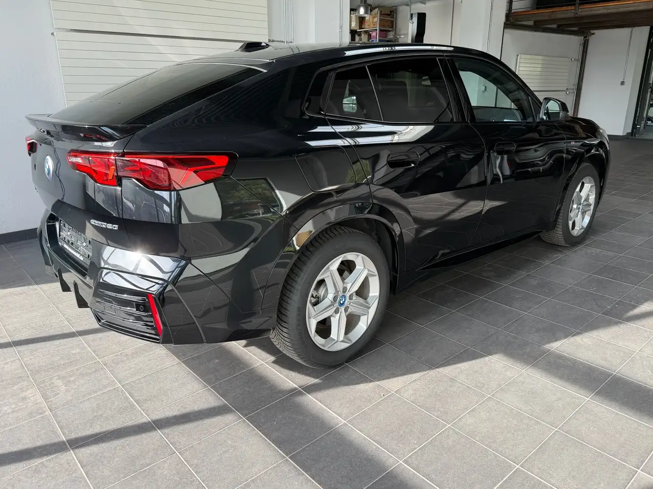 BMW iX2 20 eDrive M Sport AHK_Harman Kardon_Massage_elektrische Sitze_Keyless_Akkustik Verglasung_adaptive LED-Scheinwerfer — معرض صور السيارة 5