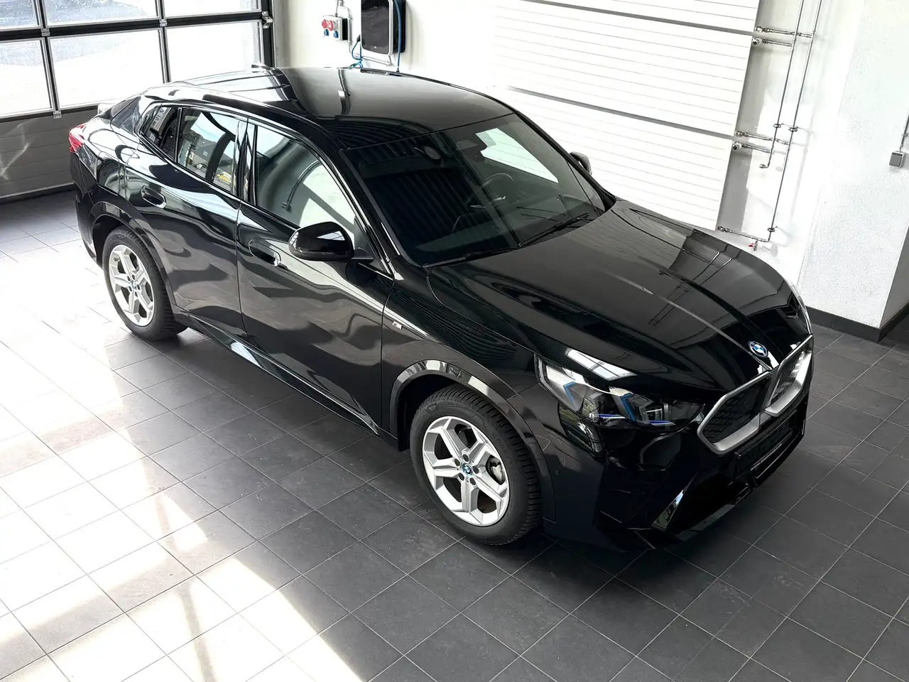 BMW iX2 20 eDrive M Sport AHK_Harman Kardon_Massage_elektrische Sitze_Keyless_Akkustik Verglasung_adaptive LED-Scheinwerfer — Freudenberg-Alchen