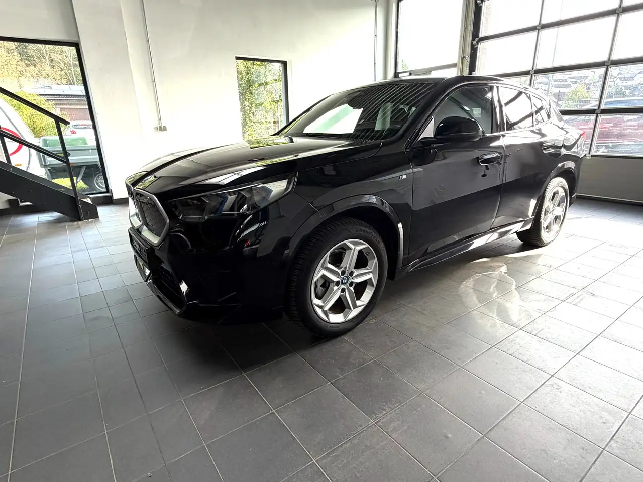 BMW iX2 20 eDrive M Sport AHK_Harman Kardon_Massage_elektrische Sitze_Keyless_Akkustik Verglasung_adaptive LED-Scheinwerfer — معرض صور السيارة 2
