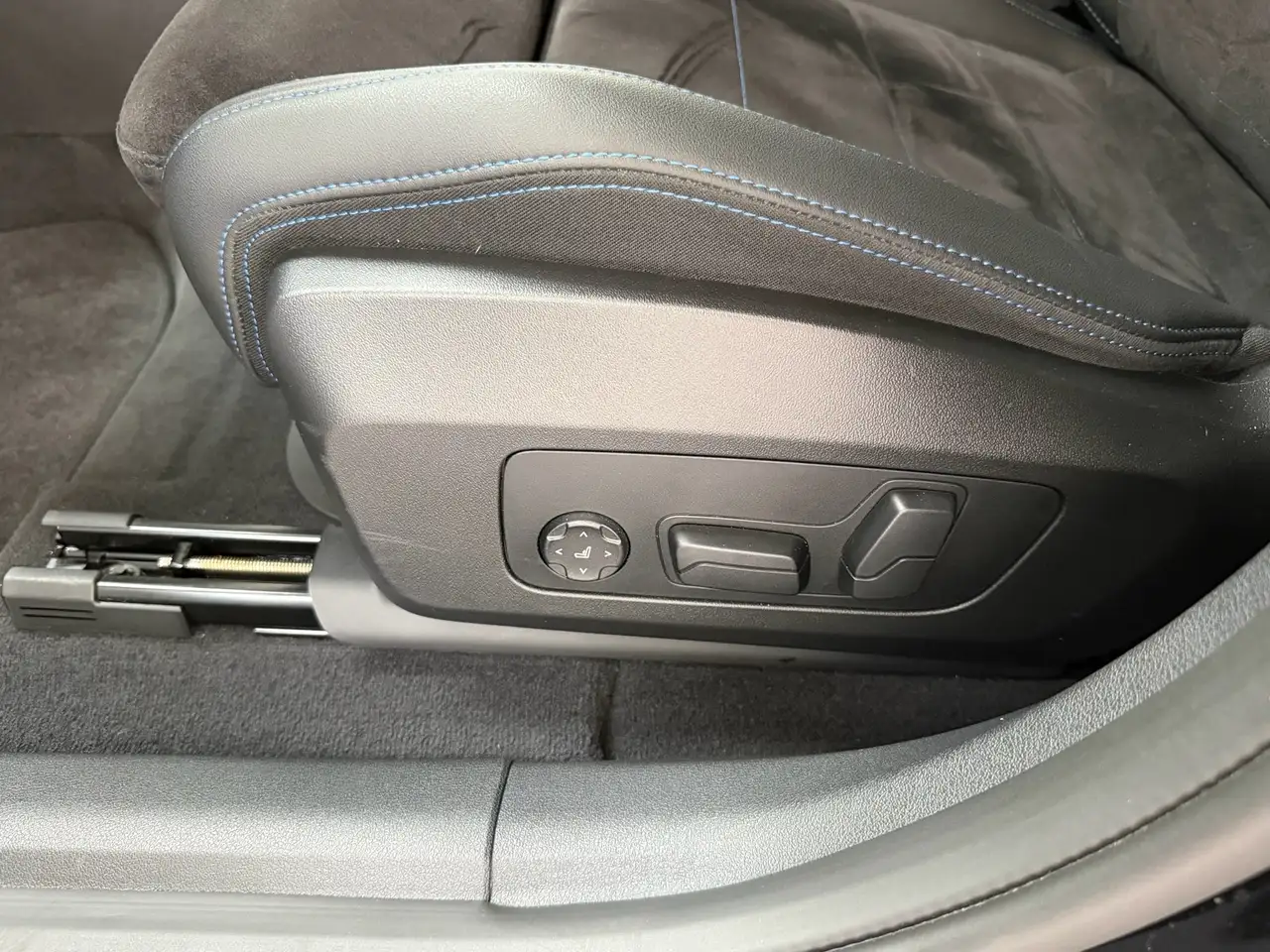 BMW iX2 20 eDrive M Sport AHK_Harman Kardon_Massage_elektrische Sitze_Keyless_Akkustik Verglasung_adaptive LED-Scheinwerfer — معرض صور السيارة 10