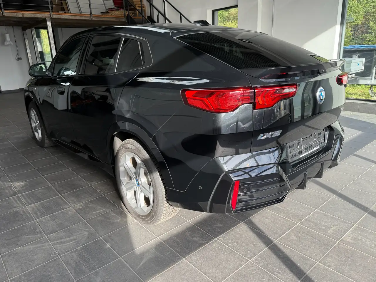BMW iX2 20 eDrive M Sport AHK_Harman Kardon_Massage_elektrische Sitze_Keyless_Akkustik Verglasung_adaptive LED-Scheinwerfer — معرض صور السيارة 7