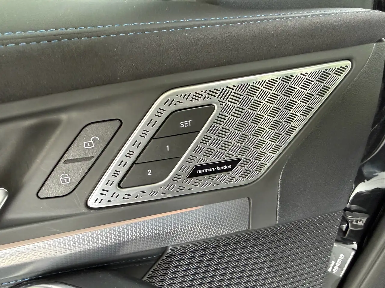 BMW iX2 20 eDrive M Sport AHK_Harman Kardon_Massage_elektrische Sitze_Keyless_Akkustik Verglasung_adaptive LED-Scheinwerfer — معرض صور السيارة 11