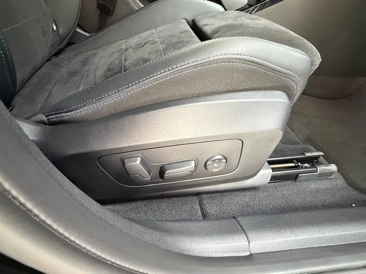 BMW iX2 20 eDrive M Sport AHK_Harman Kardon_Massage_elektrische Sitze_Keyless_Akkustik Verglasung_adaptive LED-Scheinwerfer — معرض صور السيارة 15