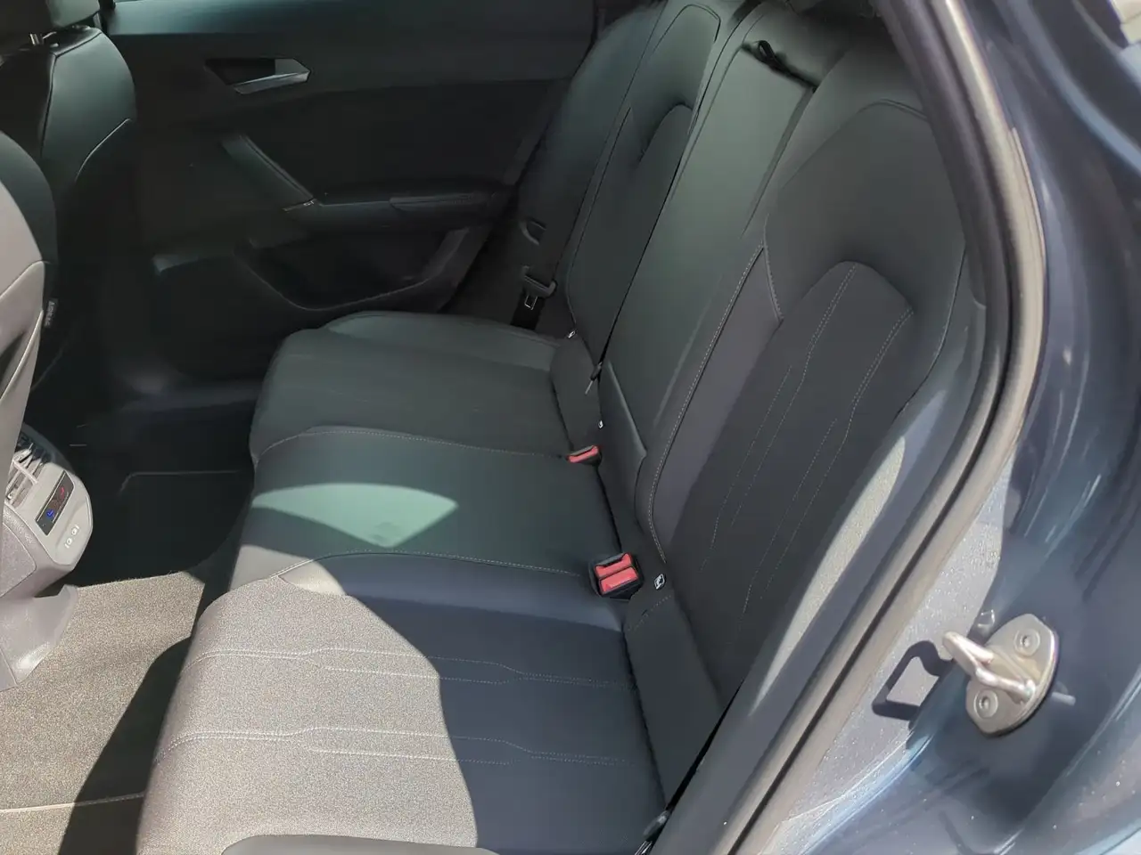 CUPRA Formentor 1,5 eTSI Navi AHK Kamera PDC SiHz DSG — معرض صور السيارة 3