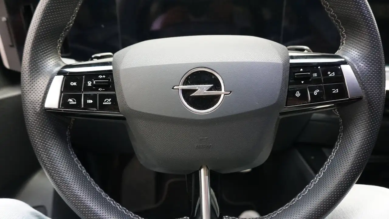 Opel Astra Ultimate — معرض صور السيارة 14