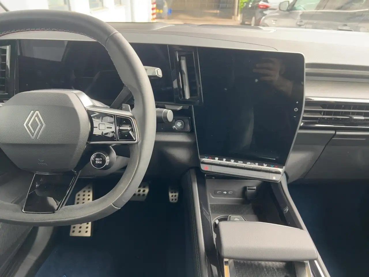 Renault Rafale Atelier Alpine E-Tech Plug-in Hybrid 4x4 — Vehicle gallery 12