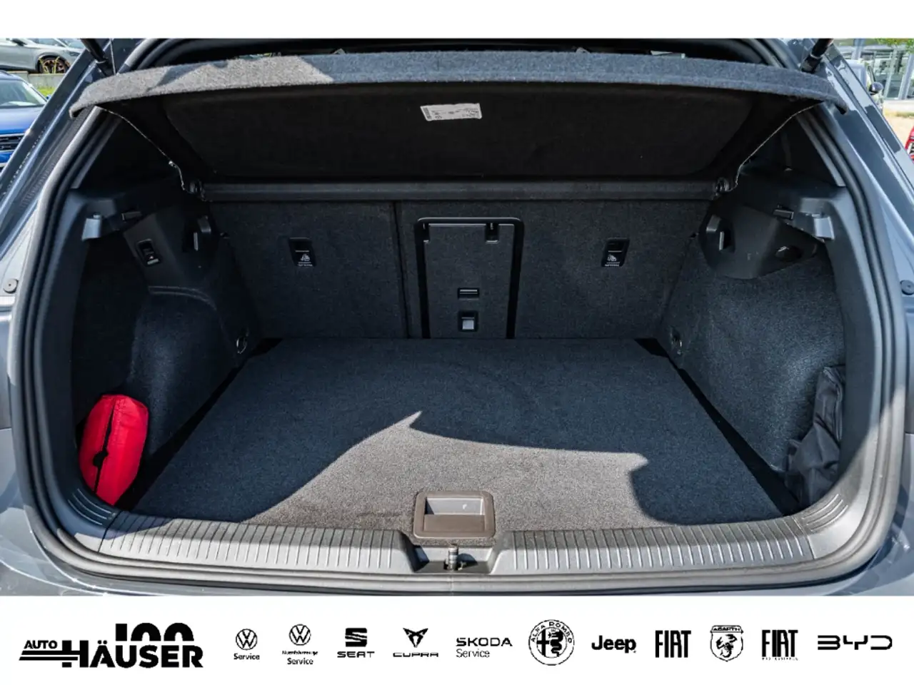 Volkswagen Golf VIII R-Line 1.5 eTSI DSG AHK H&K BLACK-STYLE NAVI — Vehicle gallery 10