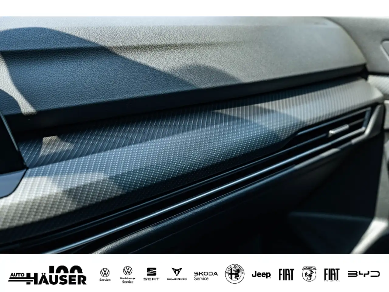 Volkswagen Golf VIII R-Line 1.5 eTSI DSG AHK H&K BLACK-STYLE NAVI — Vehicle gallery 27