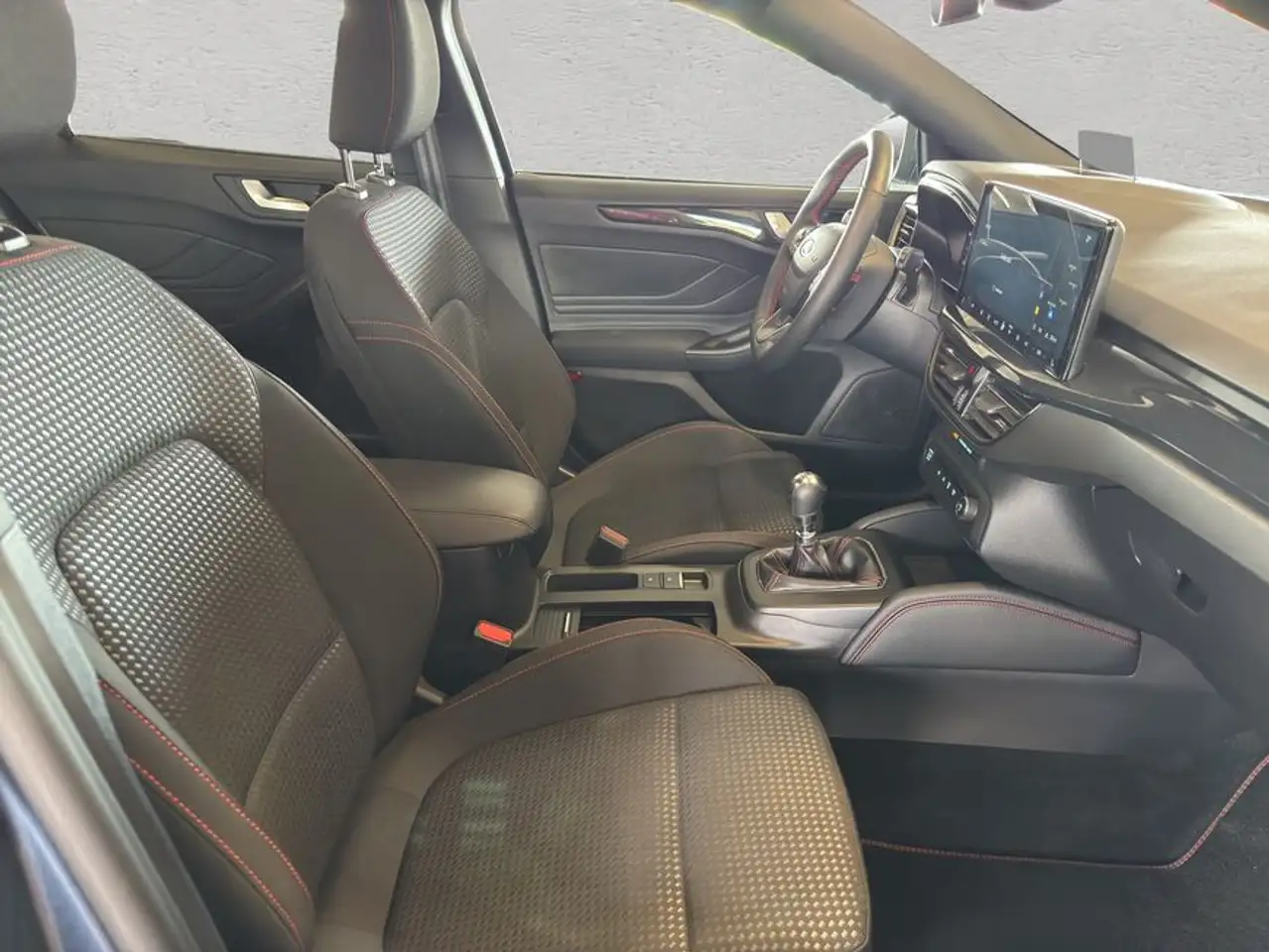 Ford Focus Turnier 1.0 EcoBoost Hybrid ST-LINE X — Galerie du véhicule 12