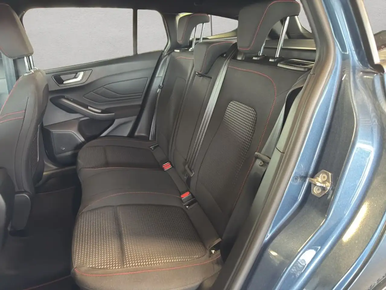 Ford Focus Turnier 1.0 EcoBoost Hybrid ST-LINE X — Galerie du véhicule 11