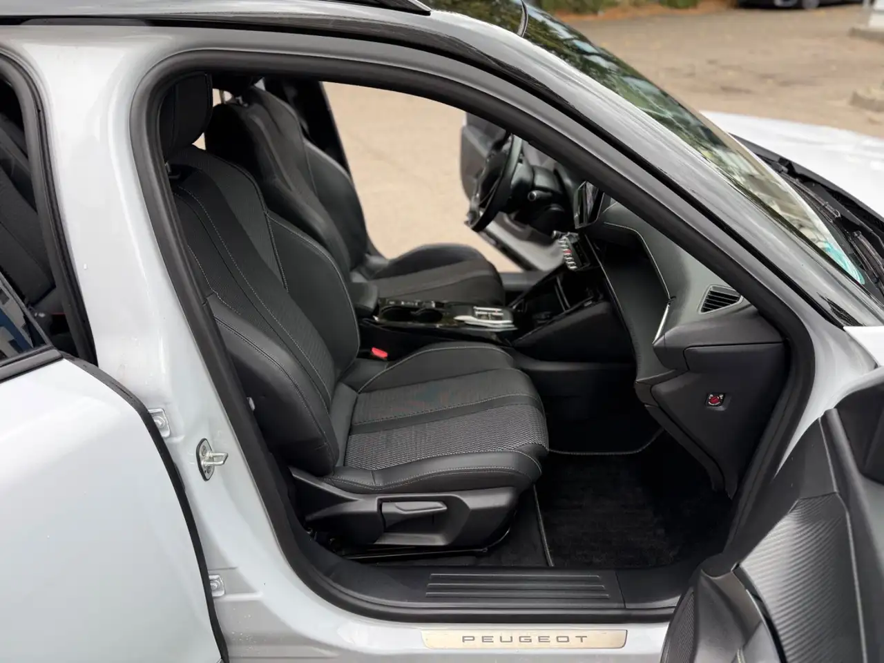 Peugeot 2008 e- GT LED-1.HAND-LED-WÄRMEPUMPE-TÜV-NEU — معرض صور السيارة 11