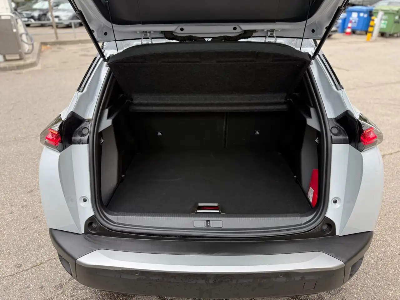 Peugeot 2008 e- GT LED-1.HAND-LED-WÄRMEPUMPE-TÜV-NEU — معرض صور السيارة 7
