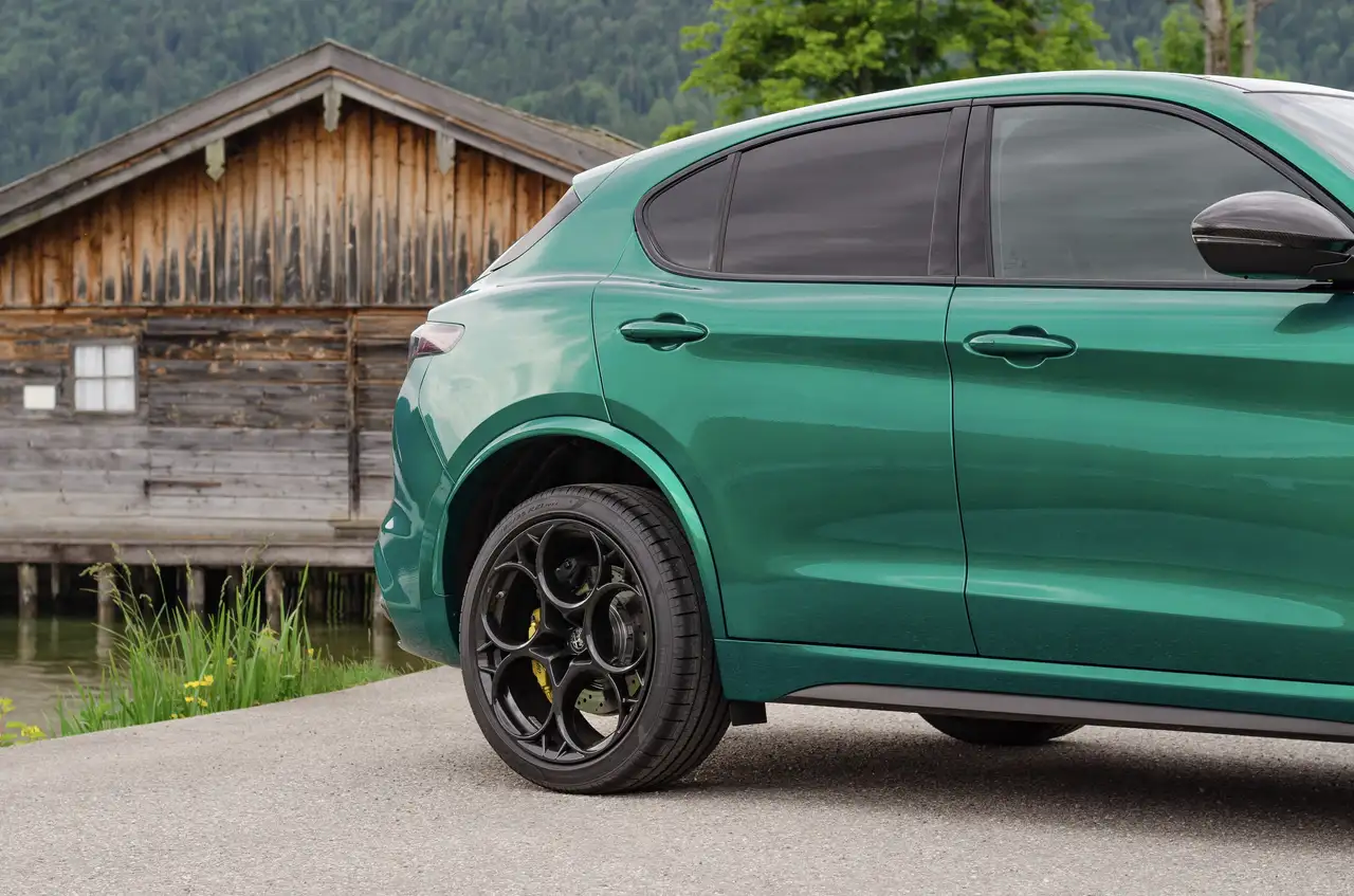 Alfa Romeo Stelvio Q4 Quadrifoglio „100 Anniversario“ | 1 of 100 — Vehicle gallery 9