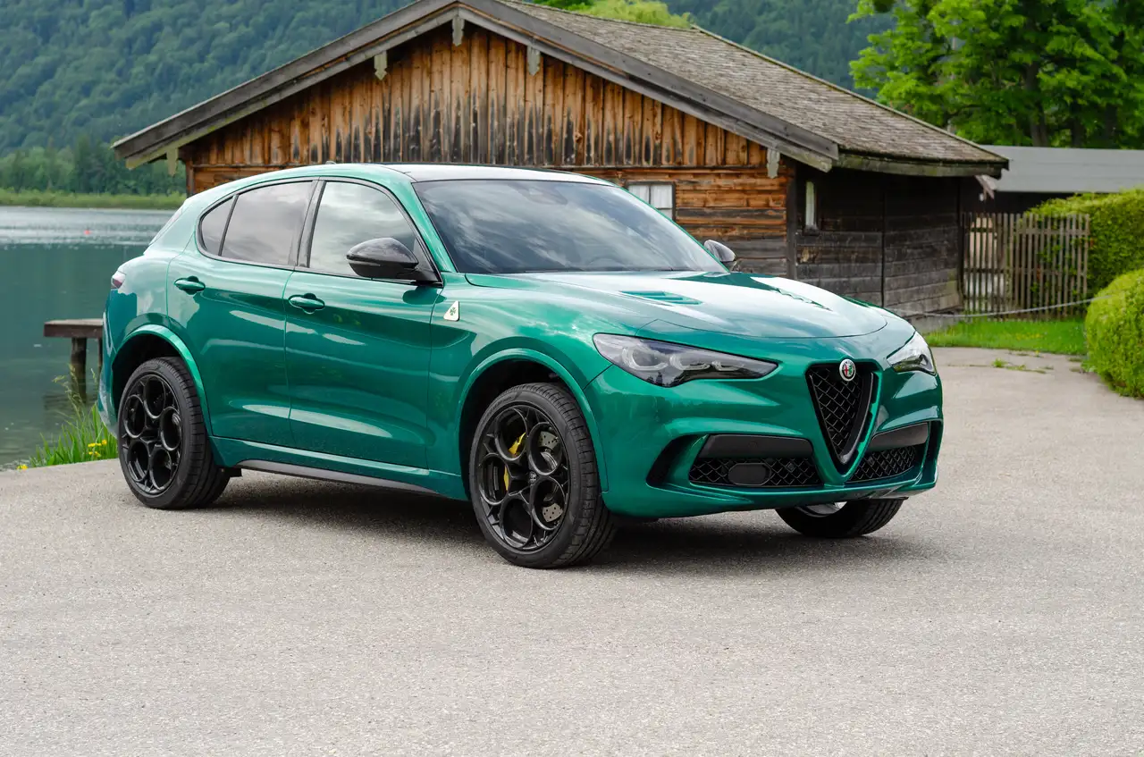 Alfa Romeo Stelvio Q4 Quadrifoglio „100 Anniversario“ | 1 of 100 — Vehicle gallery 3