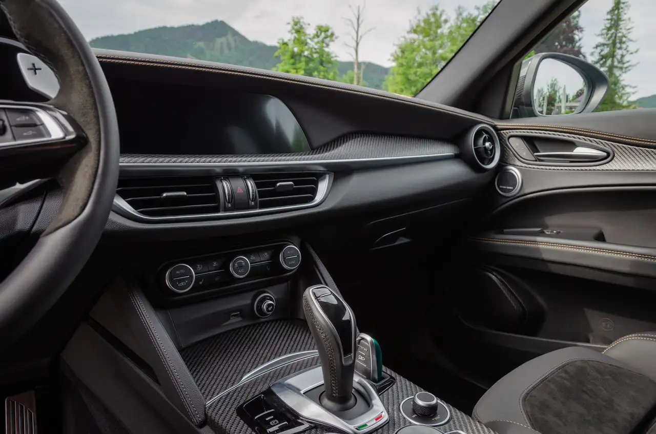 Alfa Romeo Stelvio Q4 Quadrifoglio „100 Anniversario“ | 1 of 100 — Vehicle gallery 36