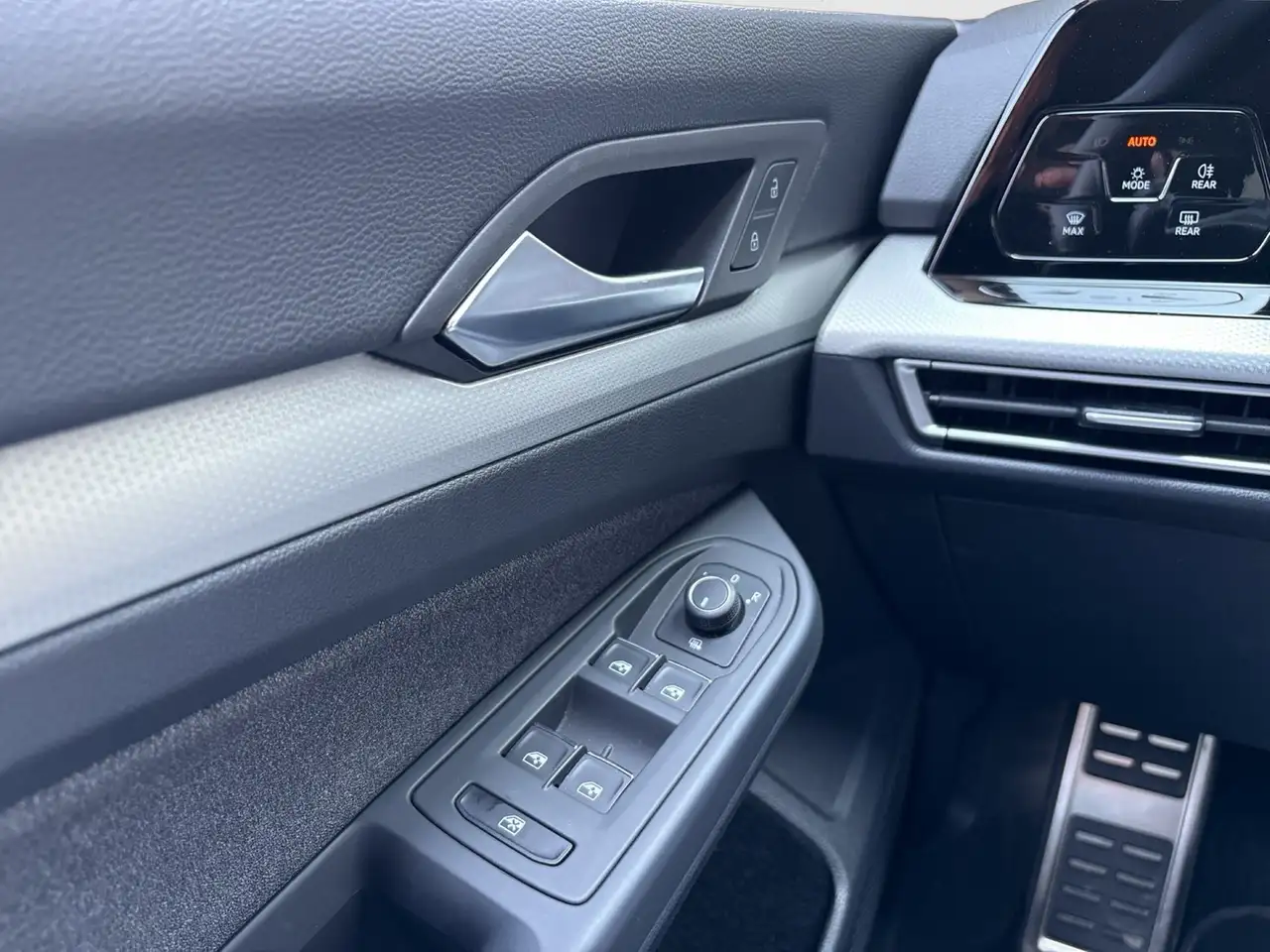 Volkswagen Golf VIII 1.0 eTSI MOVE CAM CARPLAY ALU SITZHEIZ — معرض صور السيارة 20