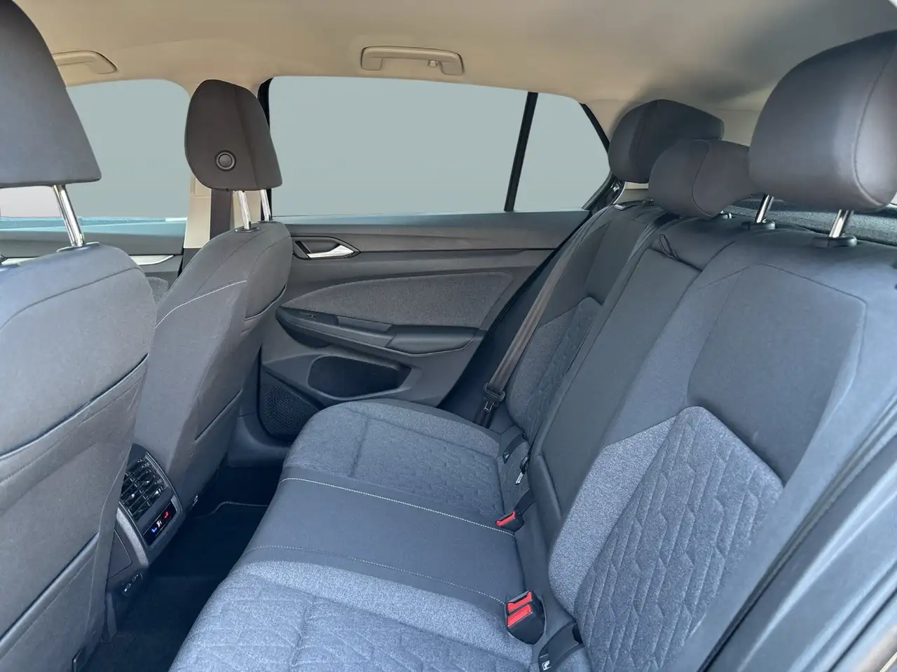 Volkswagen Golf VIII 1.0 eTSI MOVE CAM CARPLAY ALU SITZHEIZ — معرض صور السيارة 12