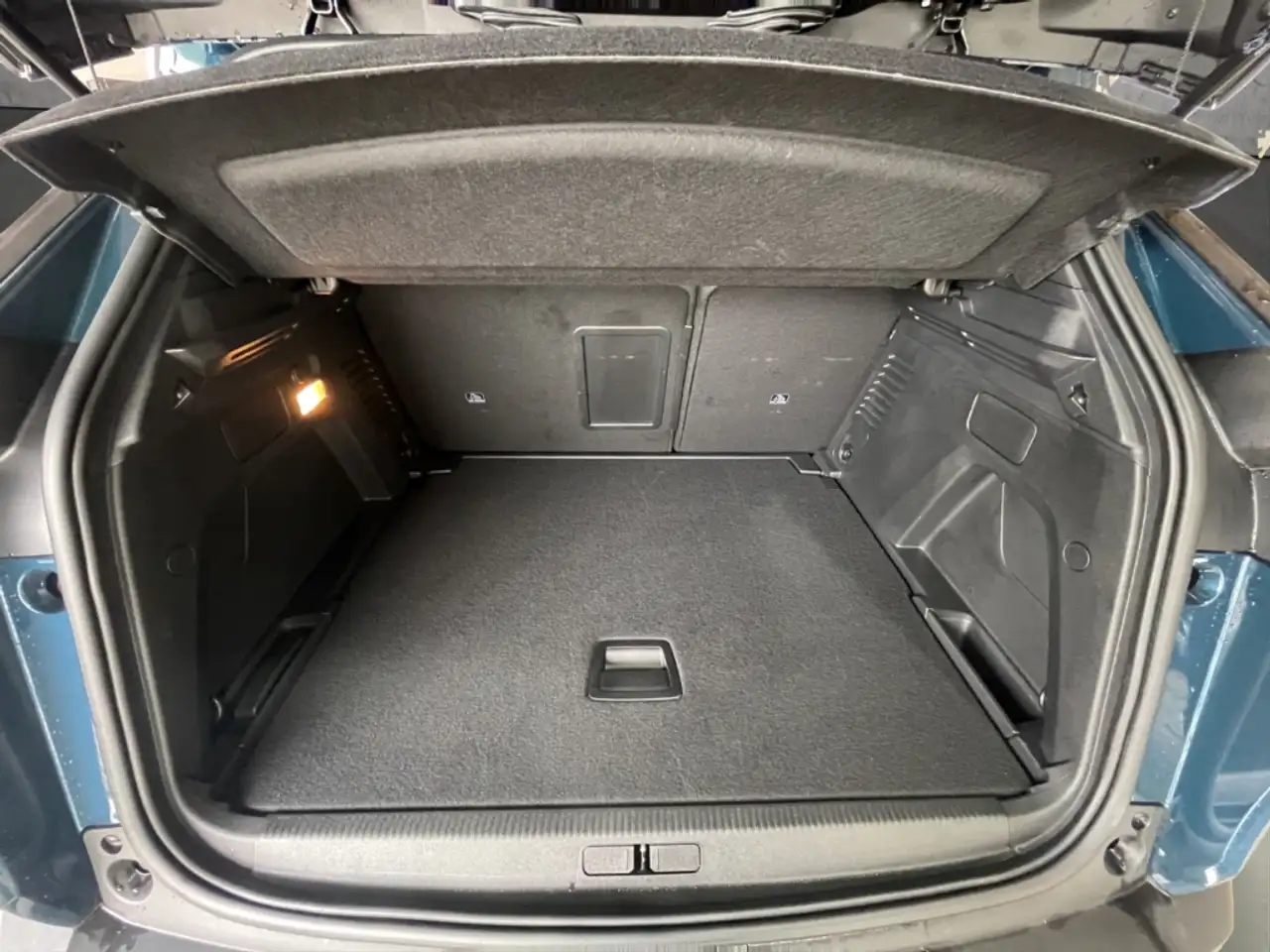 Peugeot 3008 Allure PT 130 Kamera LED CarPlay Navi SHZ — Vehicle gallery 7
