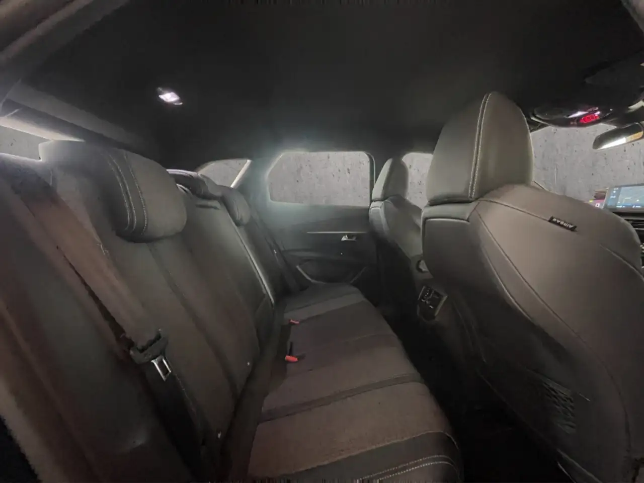 Peugeot 3008 Allure PT 130 Kamera LED CarPlay Navi SHZ — Vehicle gallery 14