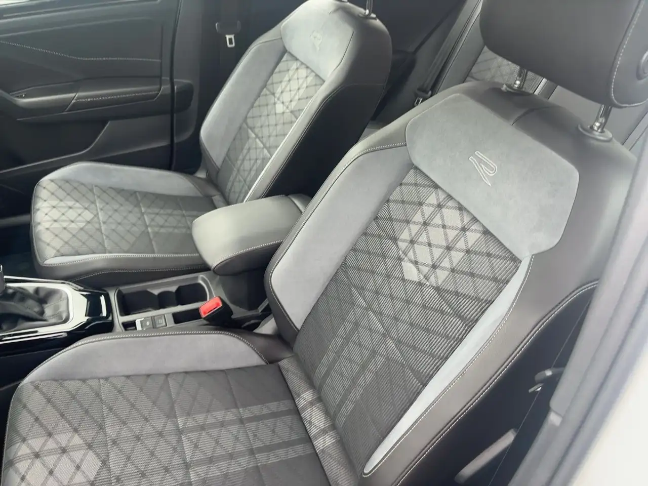 Volkswagen T-Roc 1.5 TSI DSG R-Line App-Con. LED ACC SHZ — معرض صور السيارة 9
