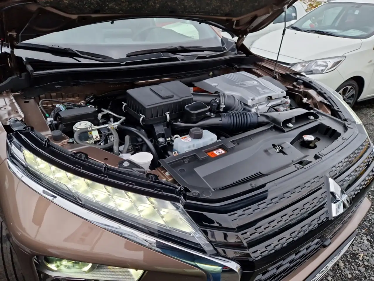 Mitsubishi Eclipse Cross Plug-In Hybrid Select AHK Navi LED ACC — معرض صور السيارة 33