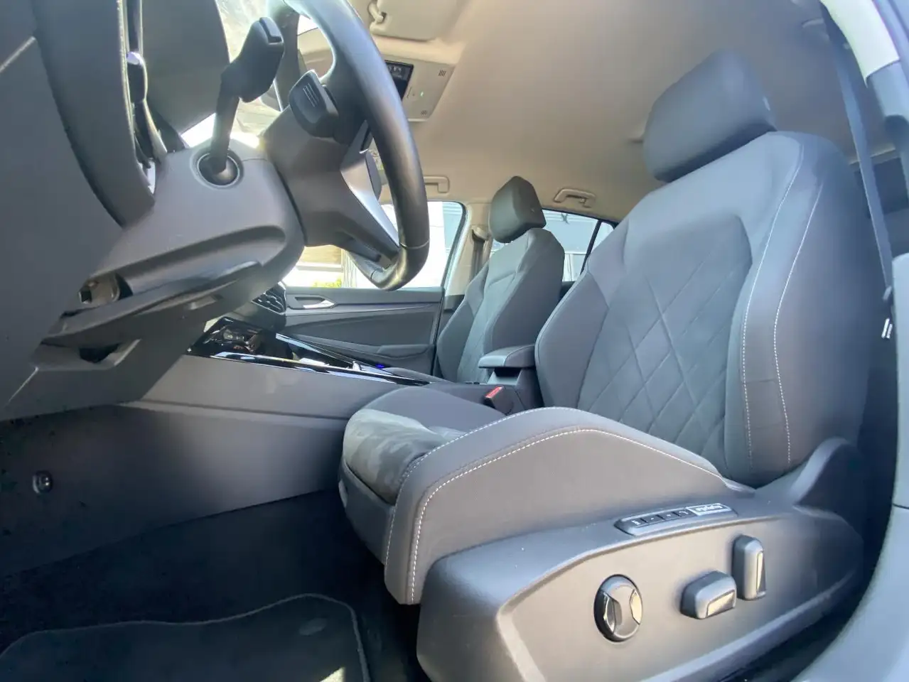Volkswagen Golf 1.5 TSI DSG STYLE APP-CONNECT+ACTIVE-INFO+L — Vehicle gallery 9