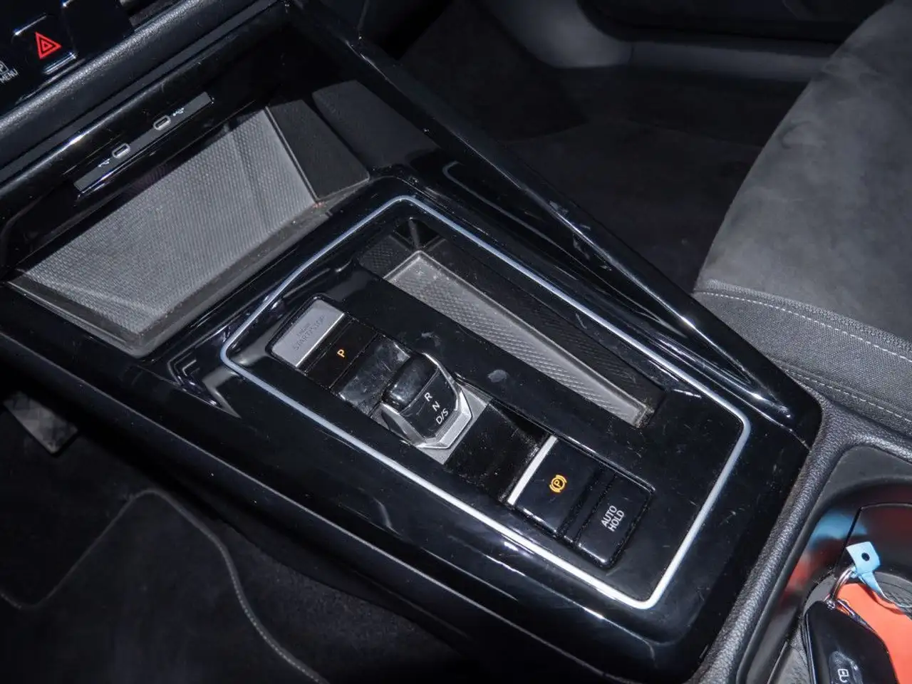Volkswagen Golf VIII 2.0 TSI Style LED APP Keyless Sitzhzg. — Galería del vehículo 13