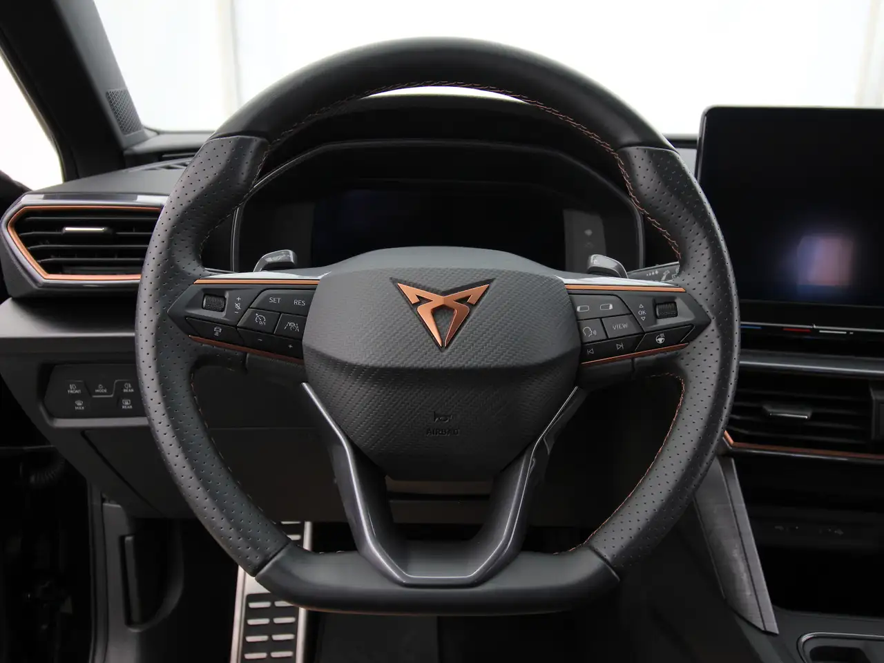 CUPRA Leon Sportstourer e-HYBRID 6-DSG NAVI+LED+KAMERA — Vehicle gallery 20