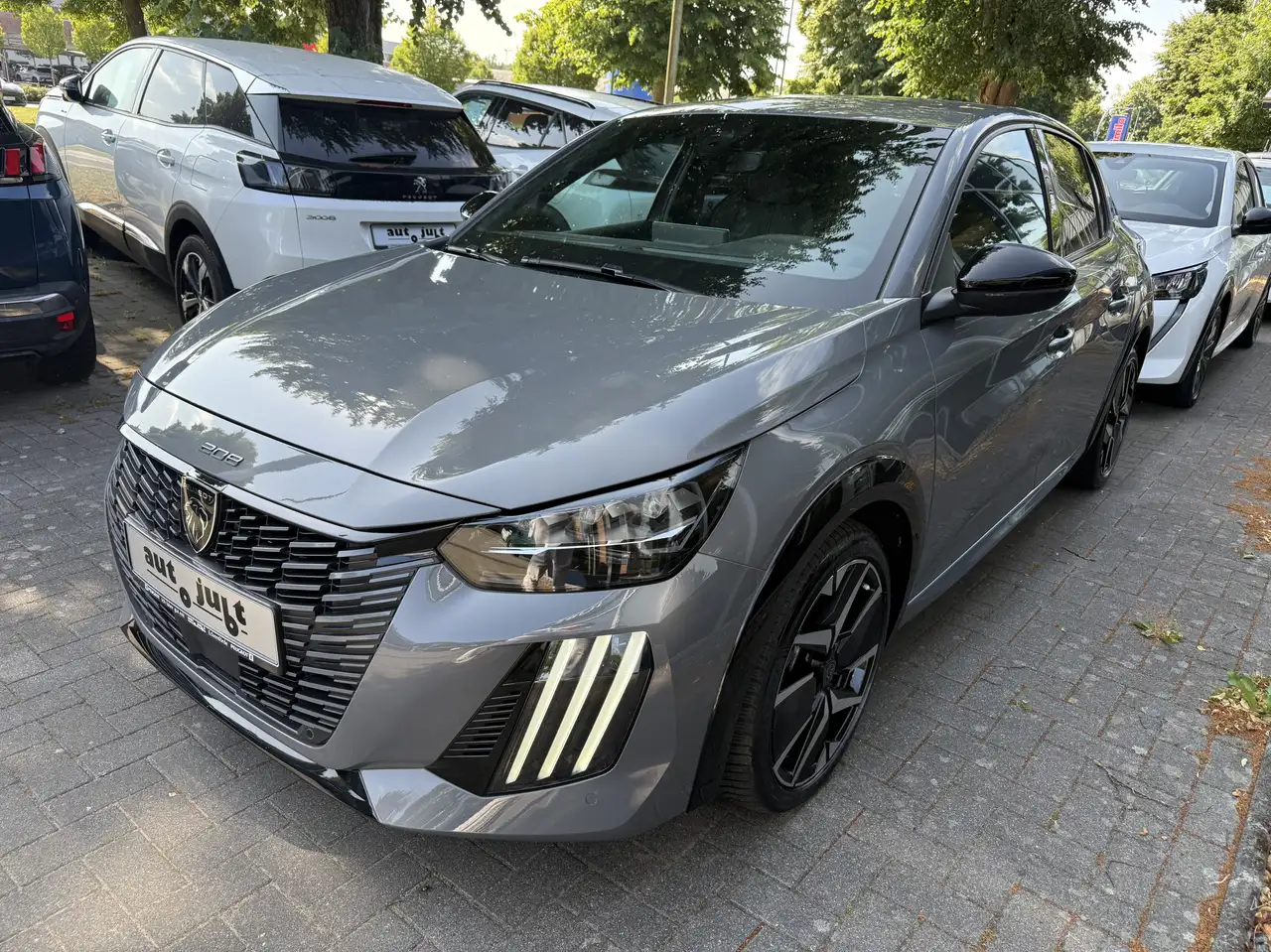 Peugeot 208 Hybrid 136 GT — Vehicle gallery 4