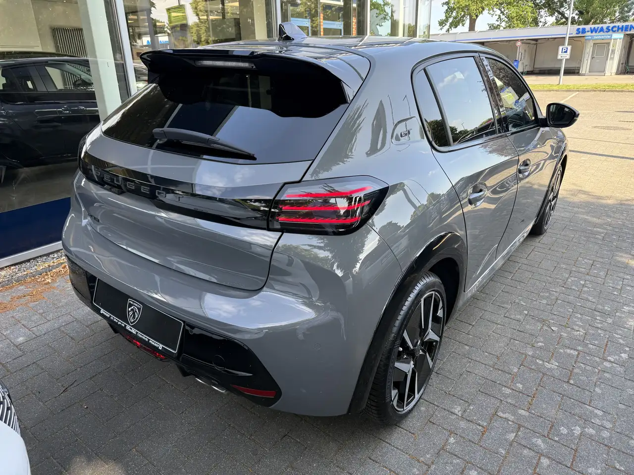 Peugeot 208 Hybrid 136 GT — Vehicle gallery 5