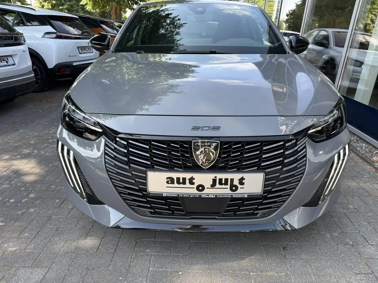 Peugeot 208 Hybrid 136 GT — Vehicle gallery 3