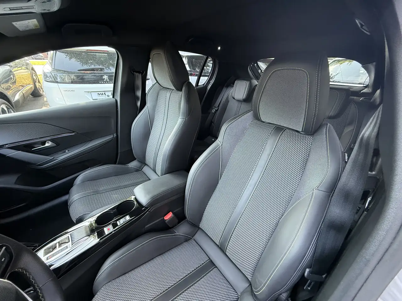 Peugeot 208 Hybrid 136 GT — Vehicle gallery 19