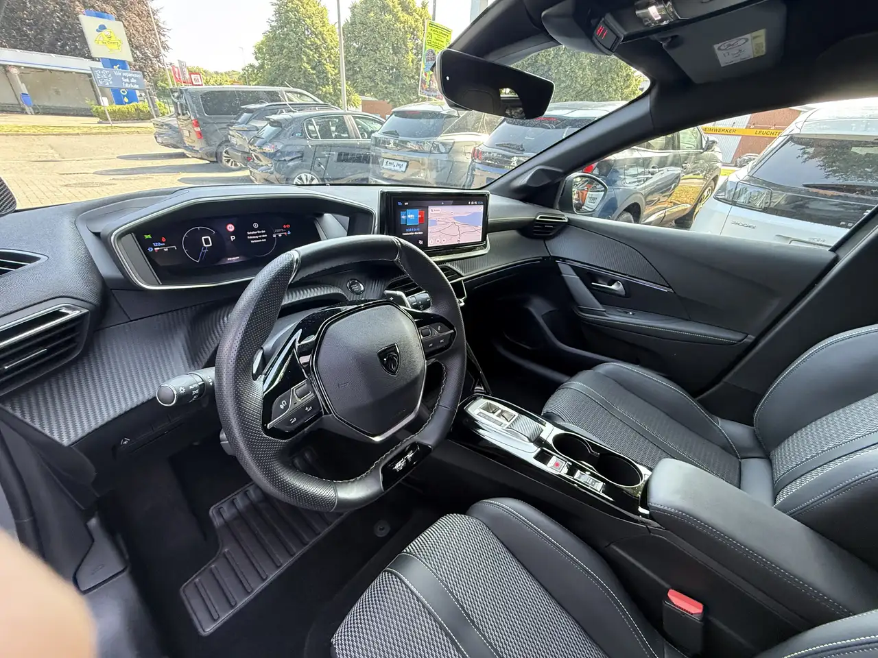 Peugeot 208 Hybrid 136 GT — Vehicle gallery 14