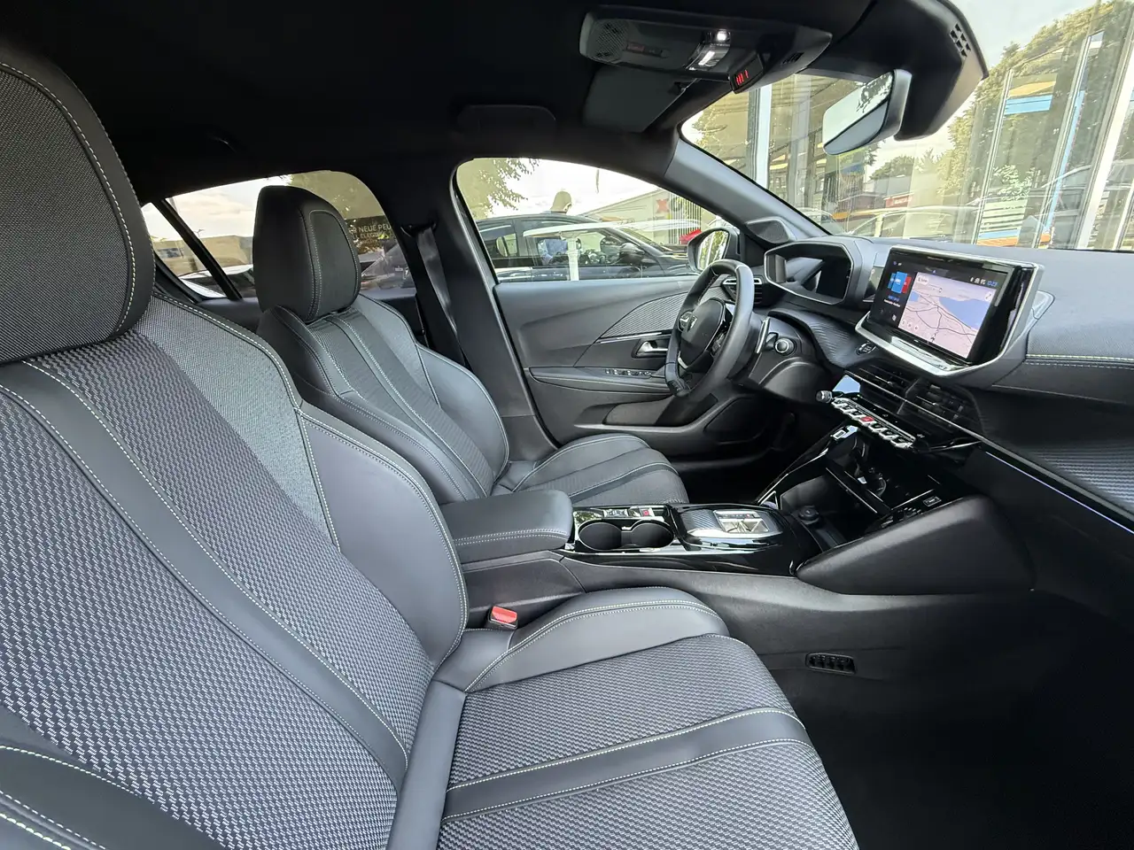 Peugeot 208 Hybrid 136 GT — Vehicle gallery 7