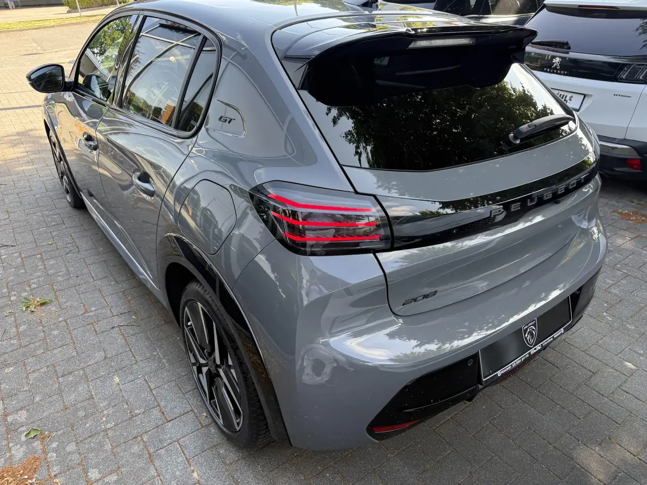 Peugeot 208 Hybrid 136 GT — Vehicle gallery 11