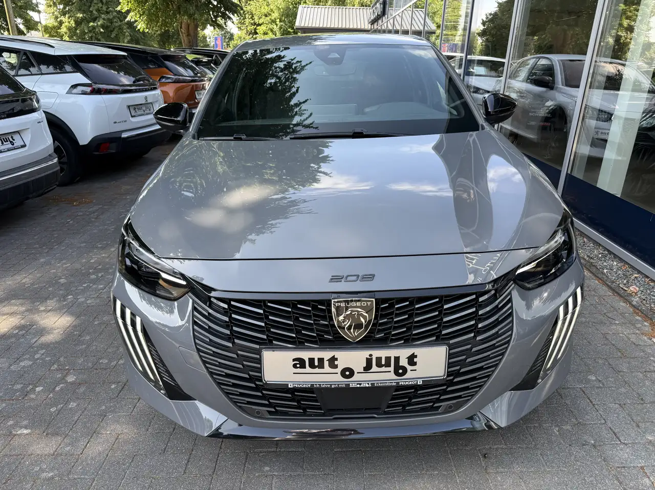 Peugeot 208 Hybrid 136 GT — Vehicle gallery 2