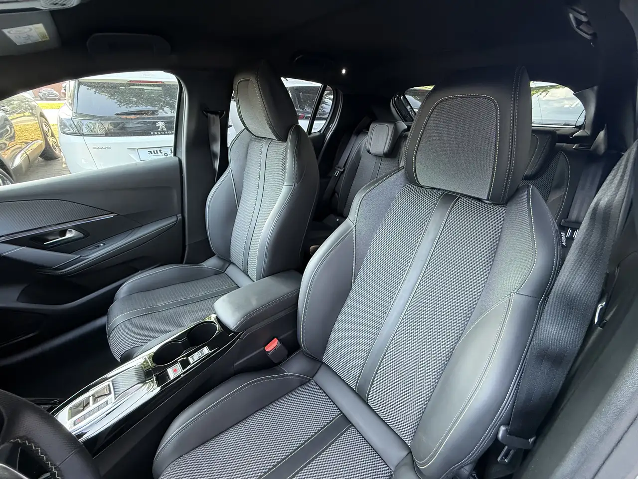 Peugeot 208 Hybrid 136 GT — Vehicle gallery 15