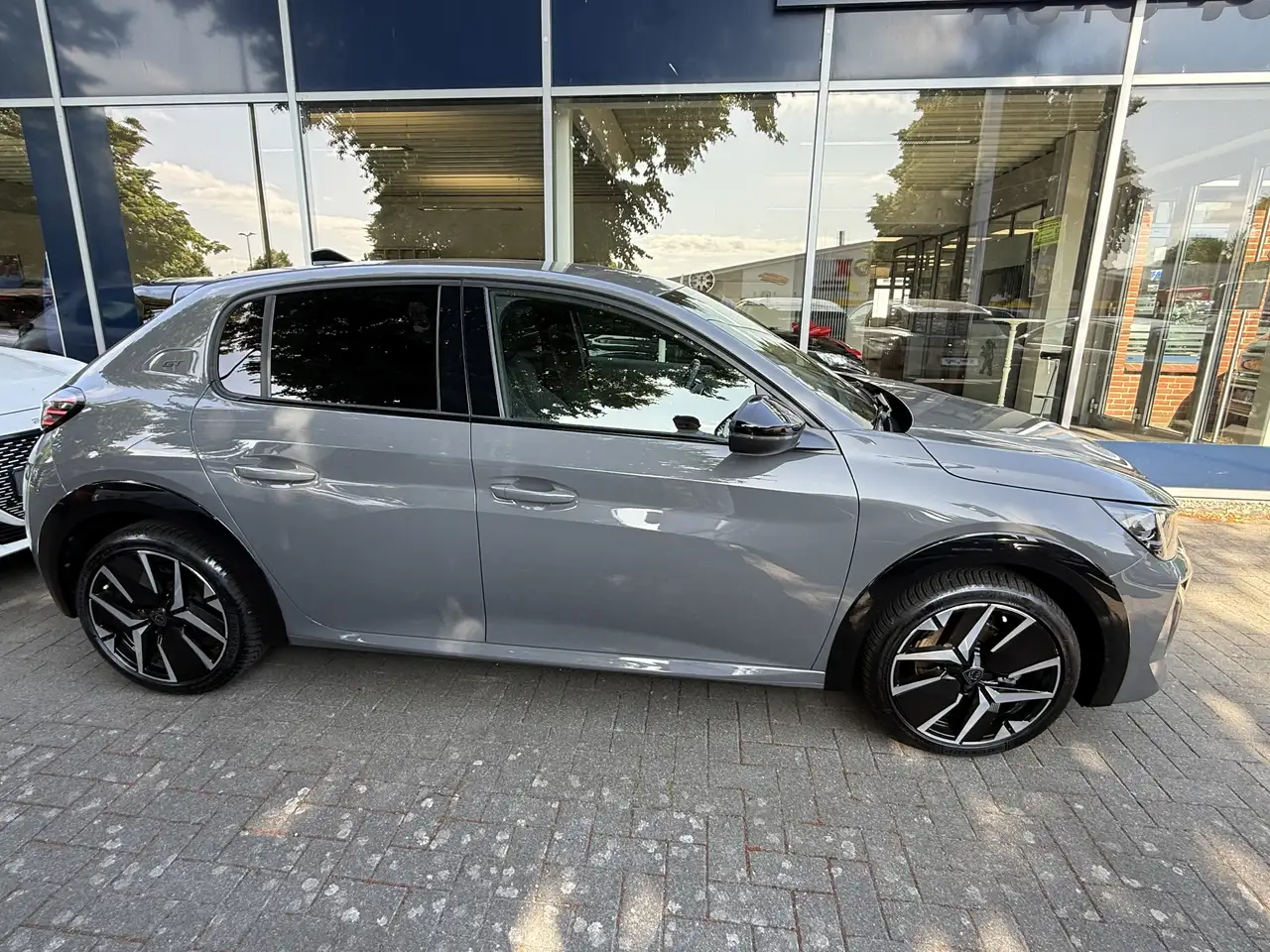 Peugeot 208 Hybrid 136 GT — Vehicle gallery 20