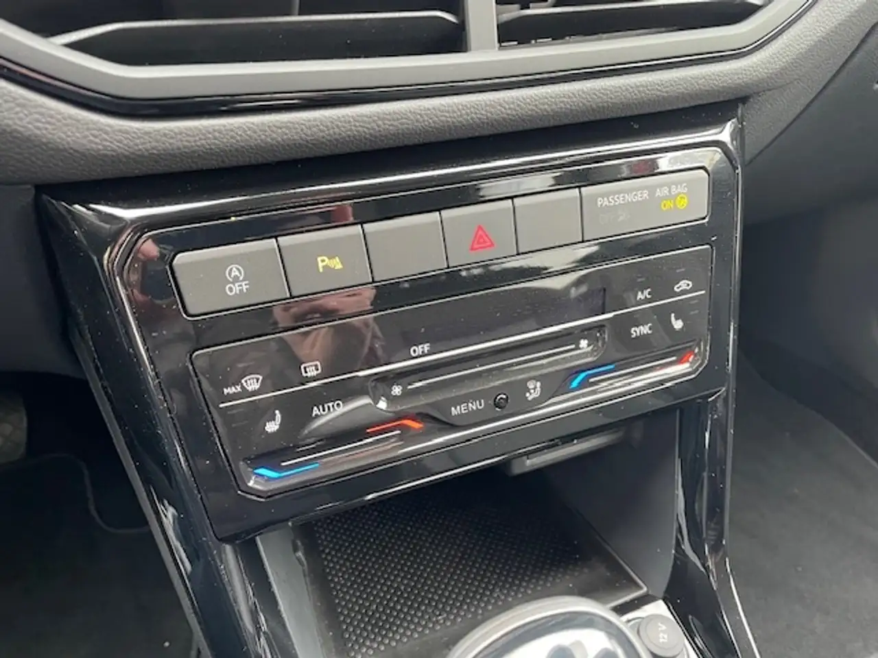 Volkswagen T-Cross 1.0 TSI Life IQ-Drive LED ACC Apple CarPlay Androi — Vehicle gallery 18