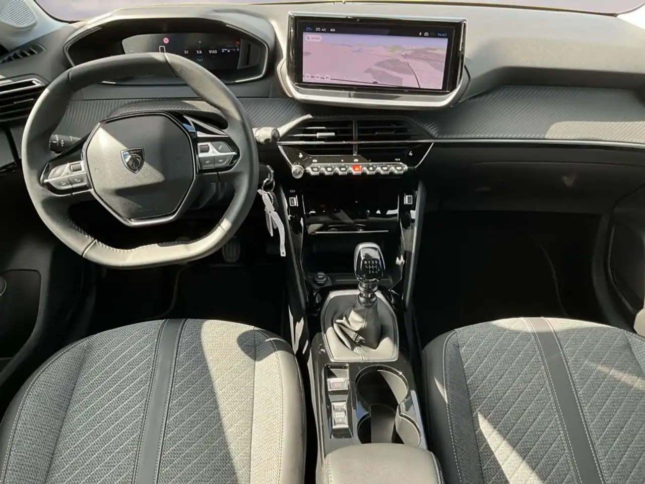 Peugeot 208 PureTech 100 Allure — Galerie du véhicule 18