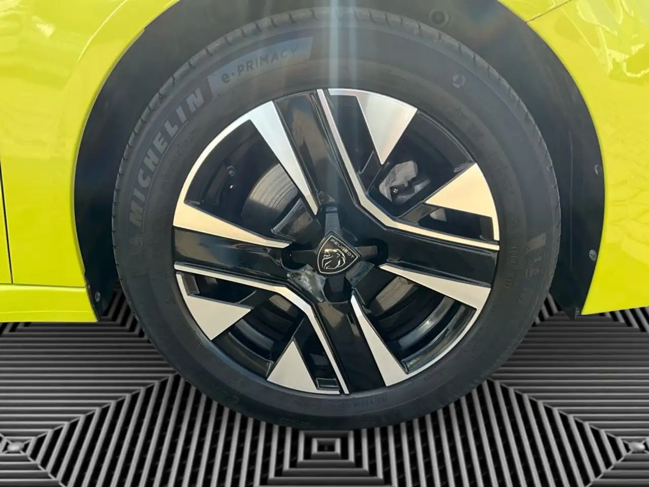 Peugeot 208 PureTech 100 Allure — Galerie du véhicule 10