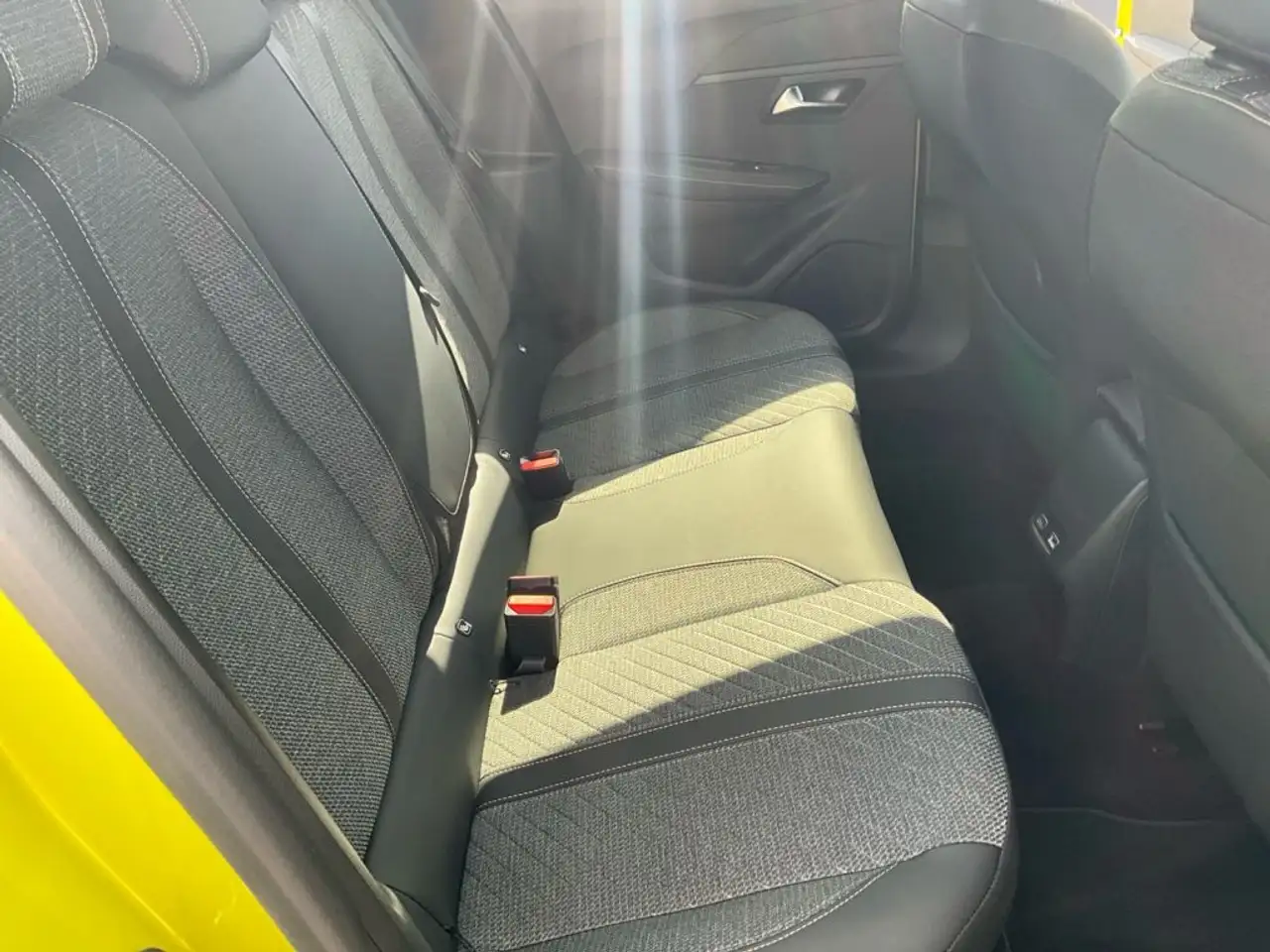 Peugeot 208 PureTech 100 Allure — Galerie du véhicule 13