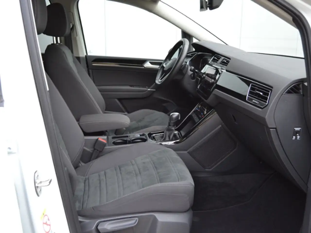 Volkswagen Touran 1.5 TSI DSG Highline BLACK-STYLE/7-SITZER/LED/NAV — معرض صور السيارة 5