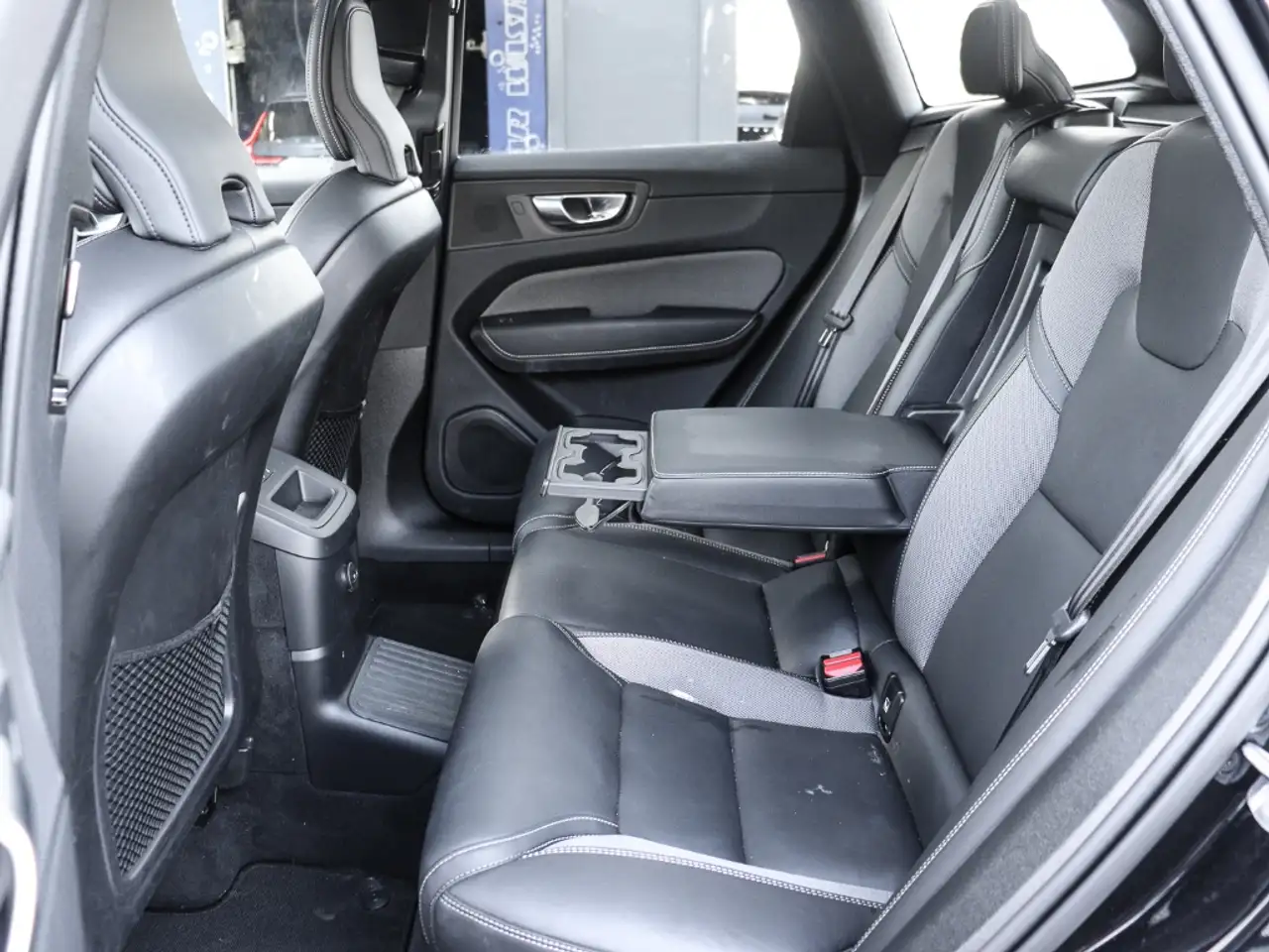 Volvo XC60 Plus Dark Recharge Plug-In Hybrid AWD T8 Twin Engi — Galería del vehículo 14