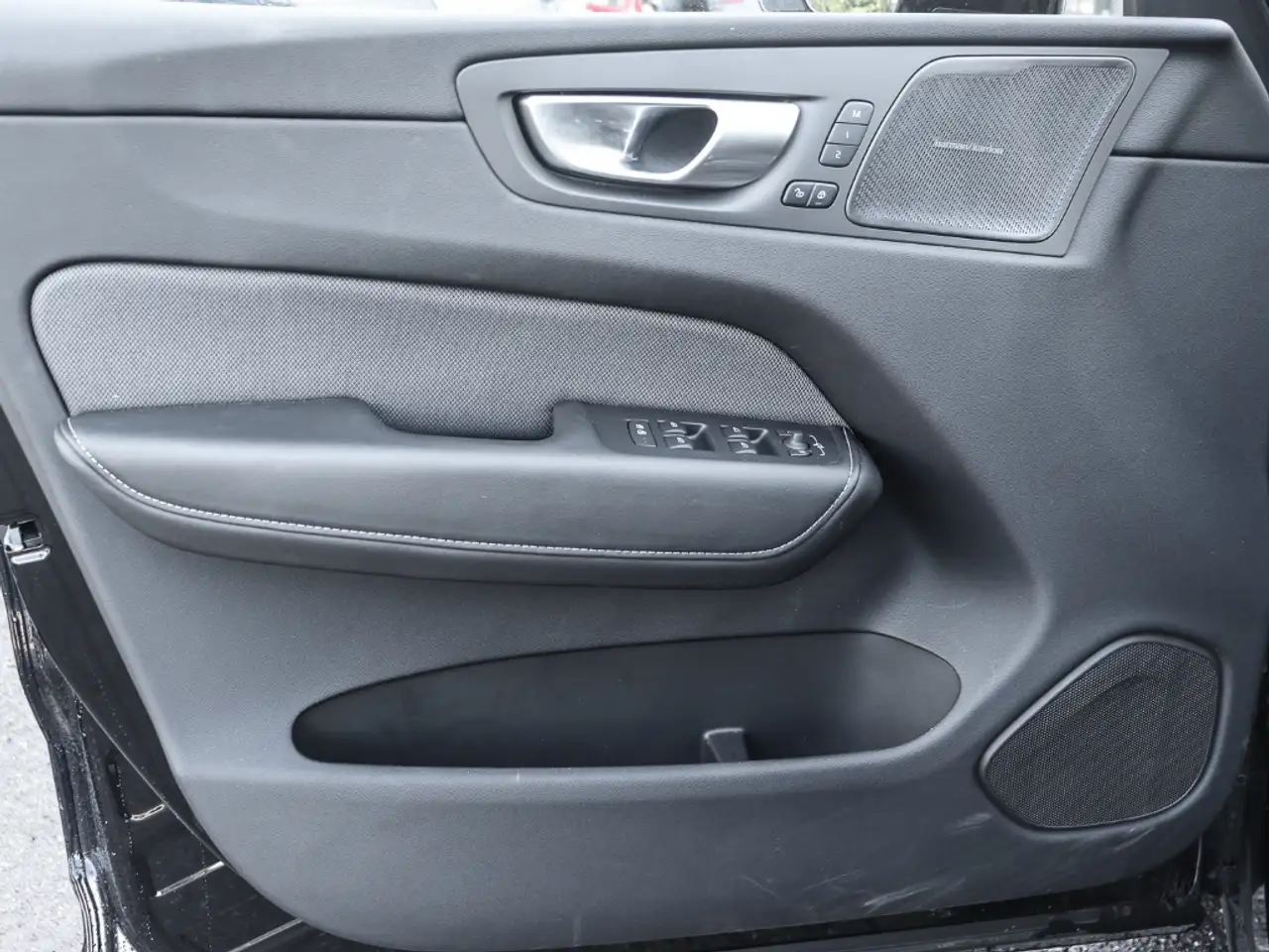 Volvo XC60 Plus Dark Recharge Plug-In Hybrid AWD T8 Twin Engi — Galería del vehículo 10