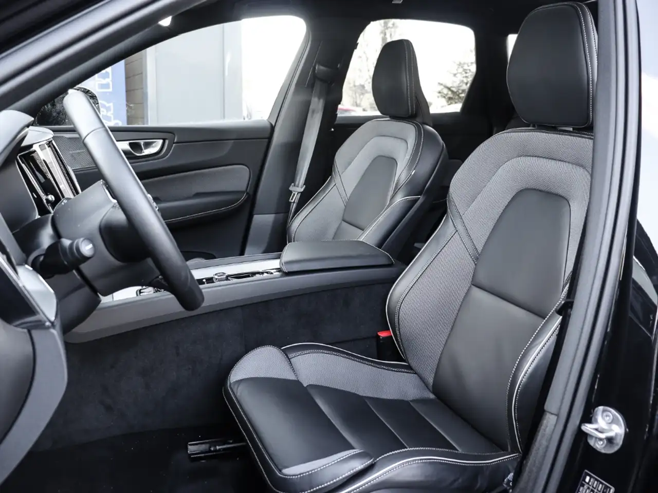 Volvo XC60 Plus Dark Recharge Plug-In Hybrid AWD T8 Twin Engi — Galería del vehículo 7