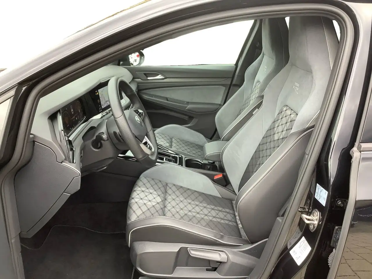 Volkswagen Golf VIII 1.5 eTSI DSG R-Line AHK ACC Standh.LE — Galerie du véhicule 8