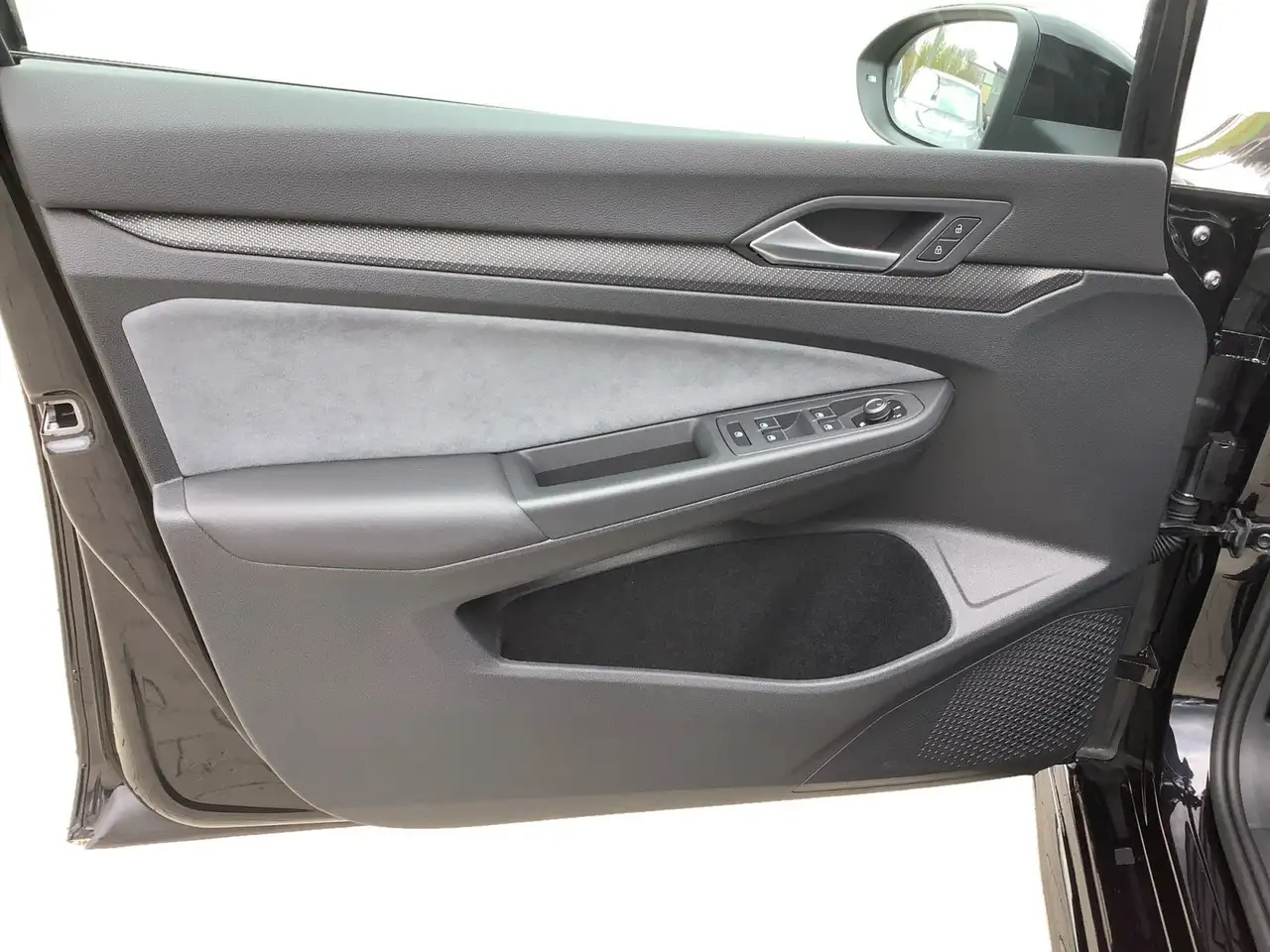 Volkswagen Golf VIII 1.5 eTSI DSG R-Line AHK ACC Standh.LE — Galerie du véhicule 15