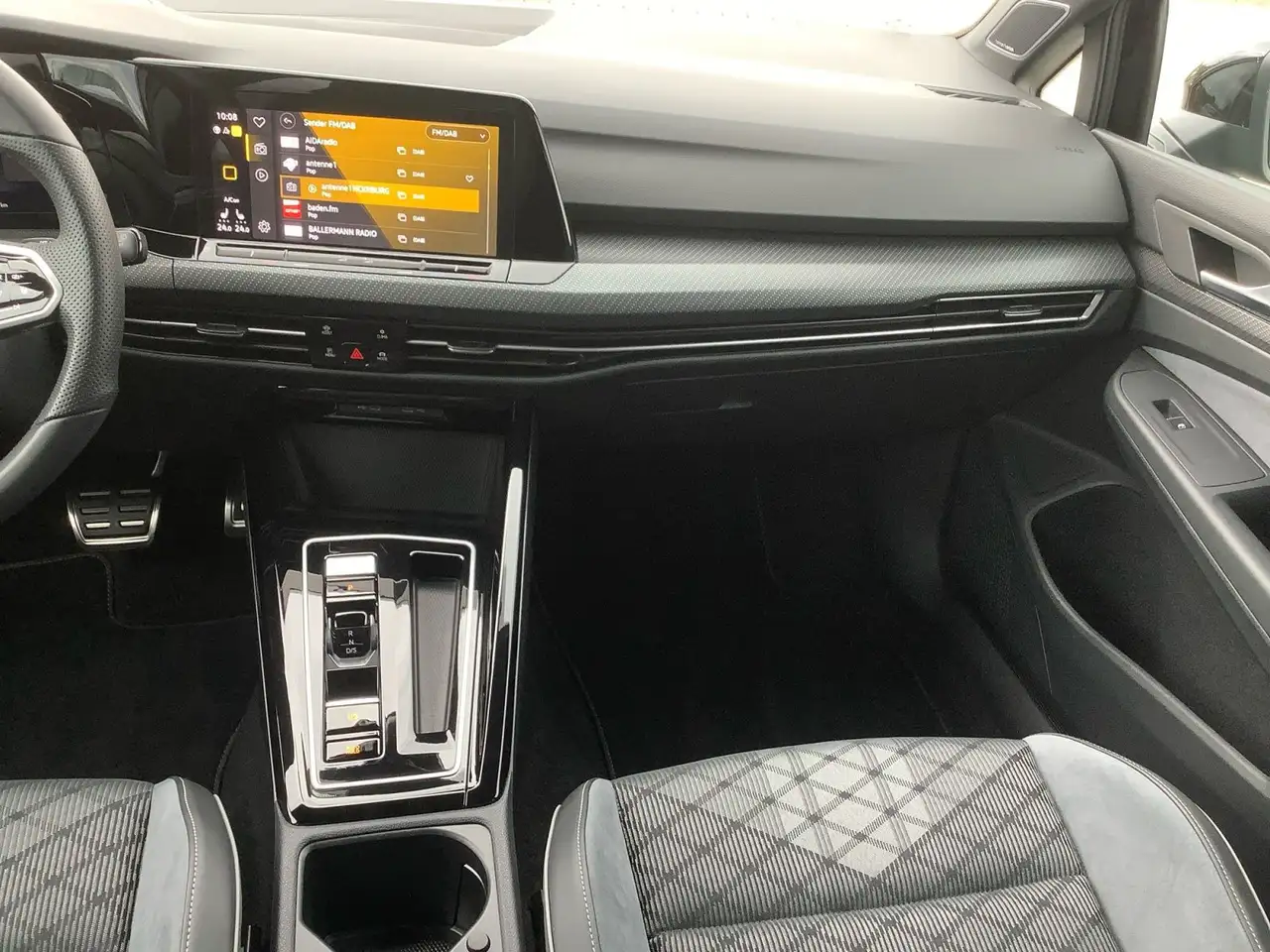 Volkswagen Golf VIII 1.5 eTSI DSG R-Line AHK ACC Standh.LE — Galerie du véhicule 11
