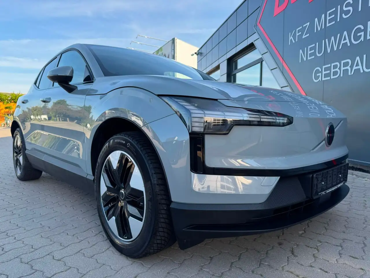 Volvo EX30 Core Ext. Range 2WD Pure LED ACC SOH 98,3 — معرض صور السيارة 21